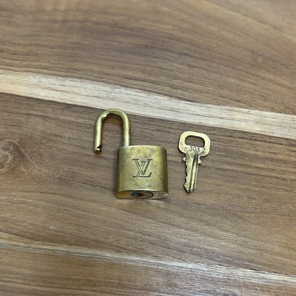 #303 Authentic Louis Vuitton Vintage Padlock Lock & Key Set Brass 300 Series - Picture 2 of 4